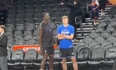 澳门新葡京官网-杜克校友！弗拉格与马卢阿奇今日赛前两人亲切热聊